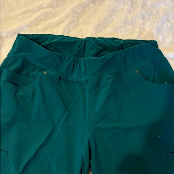 Green Cherokee scrub set - Picture 5 of 6